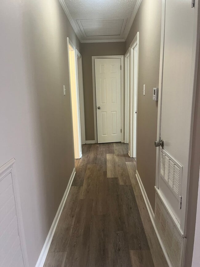Building Photo - Spacious 4 bedroom 1.5 bath house
