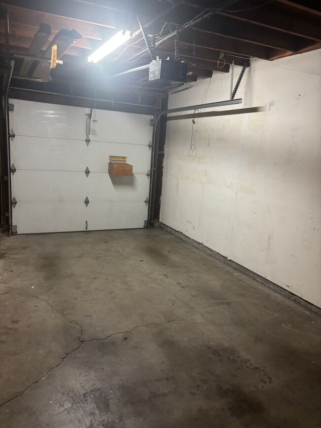 Building Photo - Lovely, 2 Bedroom 1.5 bath townhome nestle...