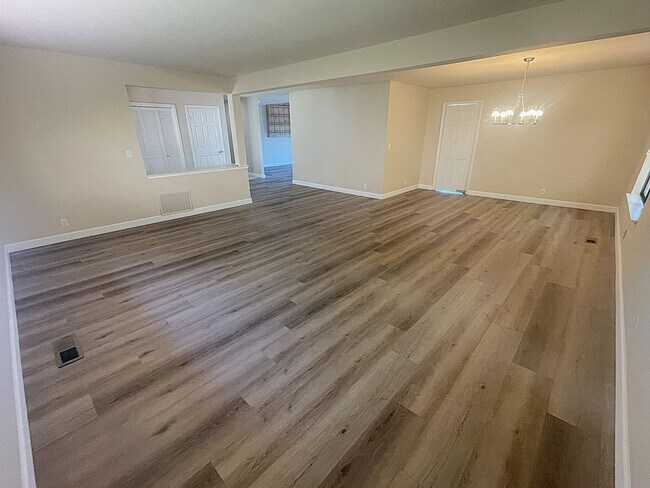 Building Photo - $5495 - Large Gorgeous 3/2 Tri-Level Home ...