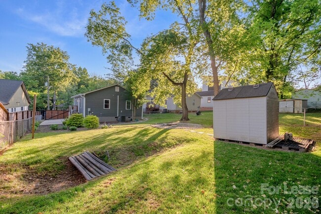 Building Photo - 812 E 18th St