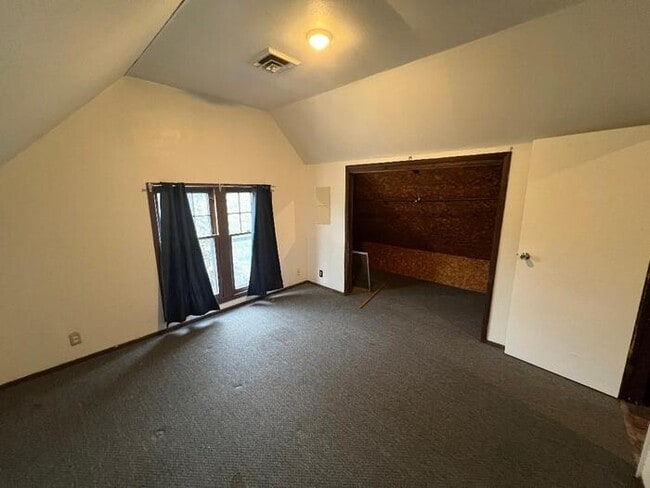 Building Photo - Upper 1 Bedroom Apartment