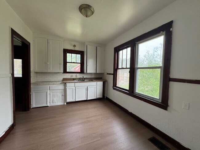 Building Photo - 11125 Cloverlawn Ave