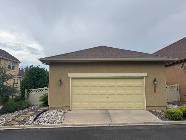 Building Photo - Main level living! 3 bed, 3 bath, 2 car ne...
