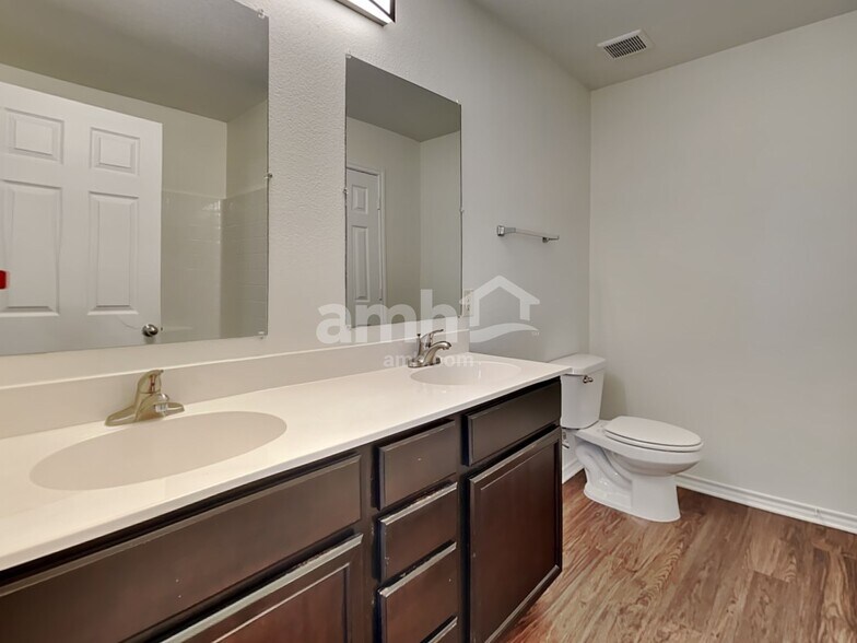 Building Photo - 1922 Cross Oaks Dr