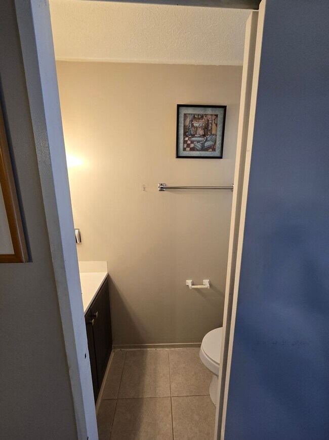 Building Photo - Central, 4 Parking Available, Furnished or...