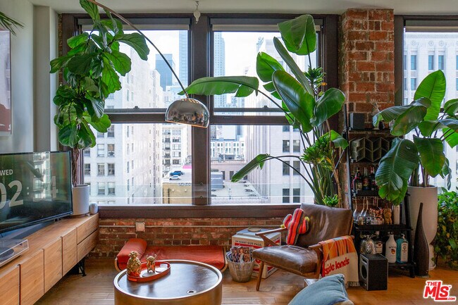 Building Photo - 460 S Spring St