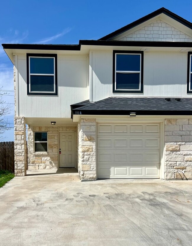 Building Photo - ~3 bedroom, 2.5 bath with balcony and priv...