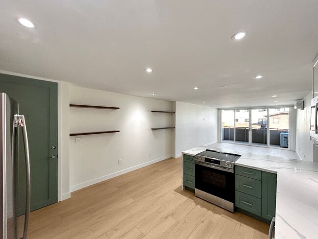 Building Photo - Beautiful 2BD/2BA Fully Remodeled w/ Reser...