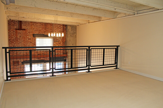 Building Photo - 1265 Sq Ft Dazzling Urban Chown Pella Loft...