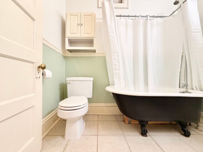 Building Photo - Charming 2nd Floor 1-Bed Condo in Ideal Nob Hill Location! Water, Sewer, Garbage Included!