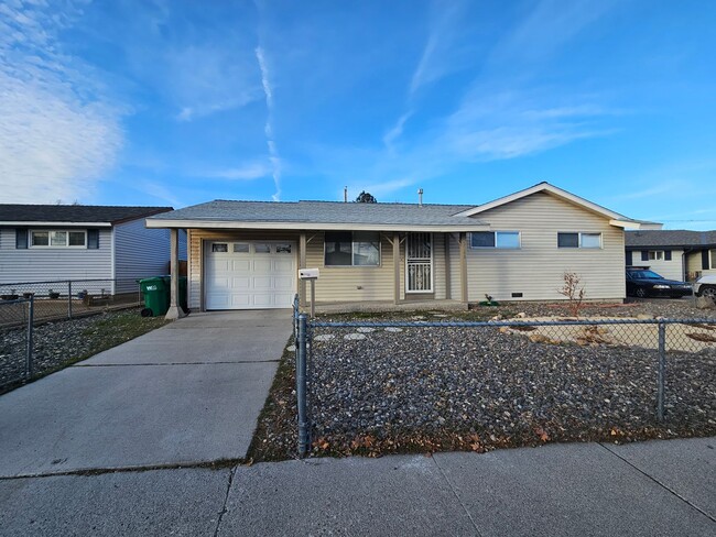 Building Photo - 3 Bedroom, 2 Bathroom Home in Northwest Reno