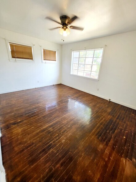 Building Photo - 127 20th Plz