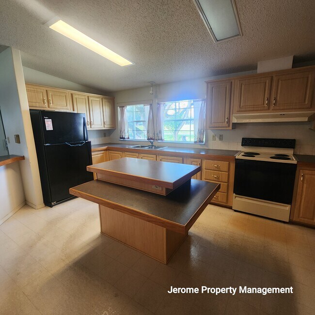 Building Photo - 5924 Vanco Dr