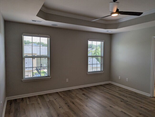 Building Photo - Move-in ready, Townhome Located in the Cit...