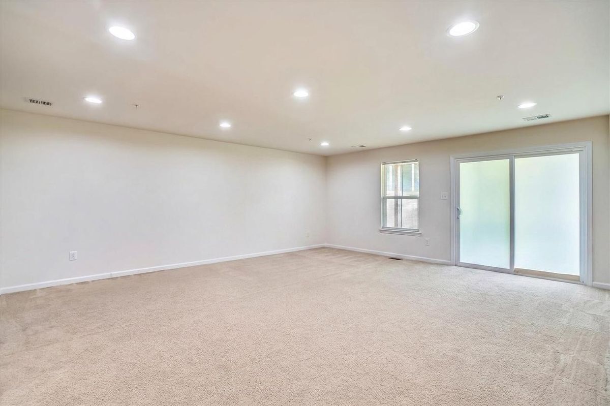 Building Photo - 725 Apple Orchard Dr