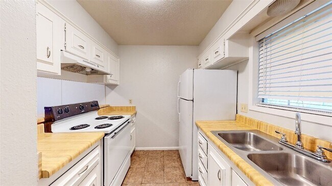 Building Photo - 1326 Airline Dr