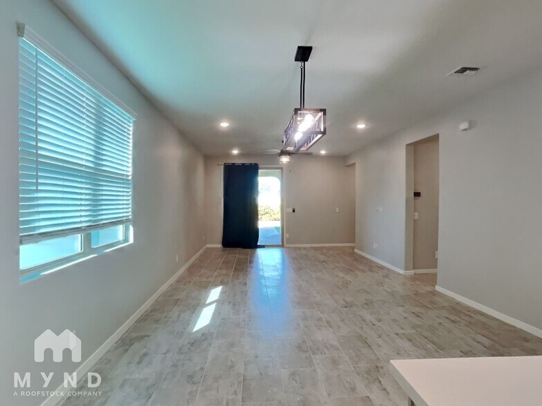 Building Photo - 9520 Thatcher Ave