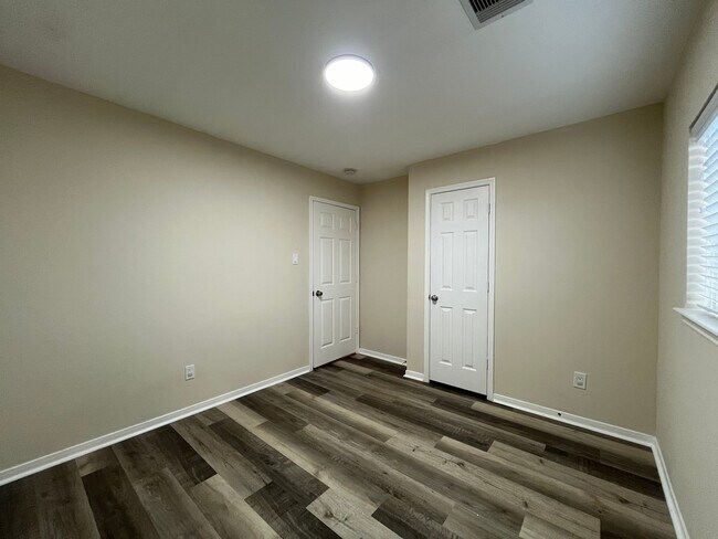 Building Photo - 20702 Settlers Lake Cir N