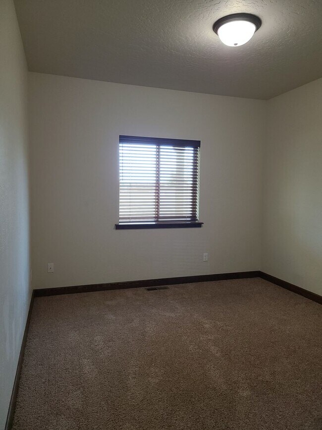 Building Photo - Beautiful Custom 3 bedroom 2 bath Home for...