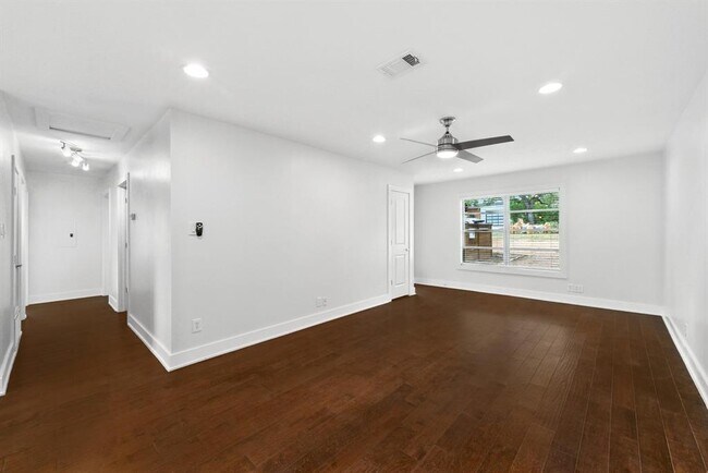 Building Photo - 1110 W Oltorf St