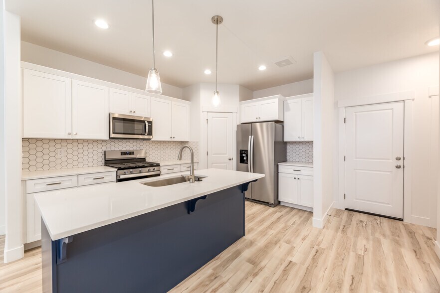 Building Photo - 13694 S Devers Dr