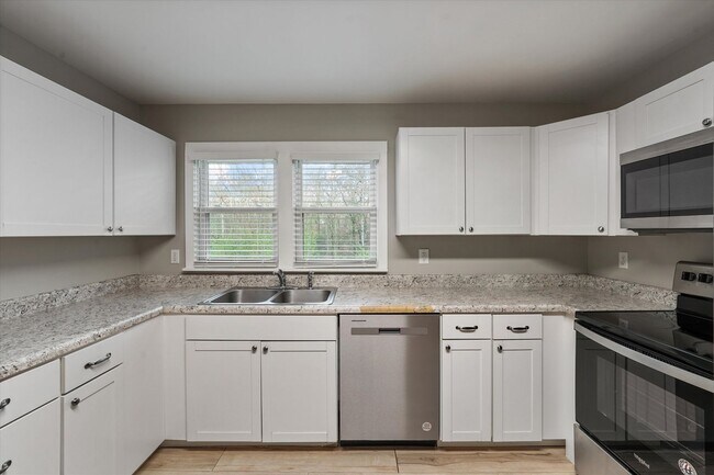 Building Photo - Harriman 37748 - Charming 2-bedroom, 1.5-bathroom Home nestled on 3.8 acres of woods - Contact Ch...