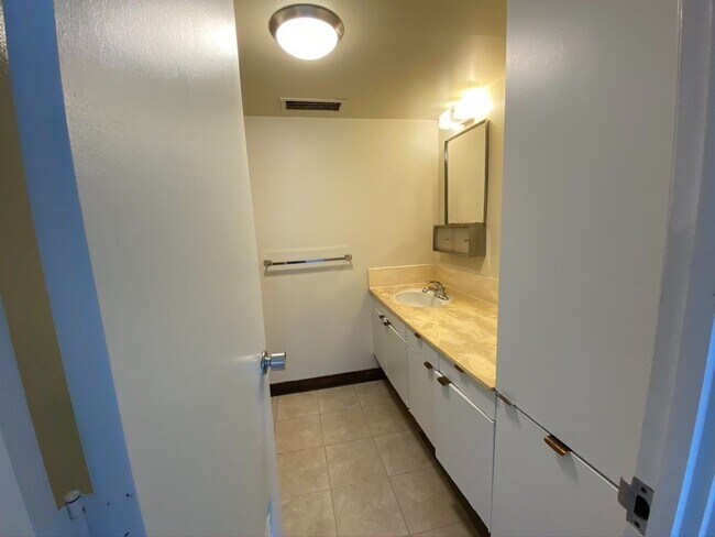 Building Photo - **KEALANI 2BD/2BA/1PK WAIKIKI CONDO FOR RENT**