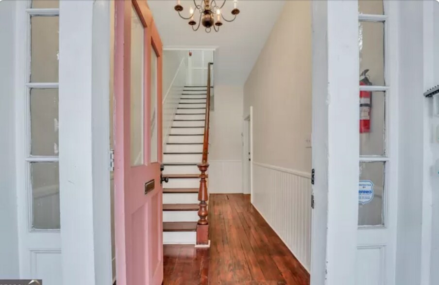Primary Photo - 112 W Henry St