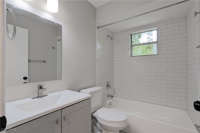 Building Photo - 427 NE Pine Island Ln