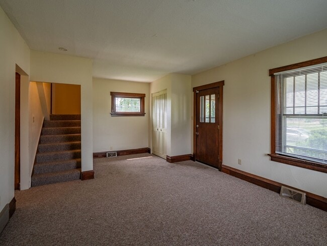 Building Photo - Welcome to ECoe House!