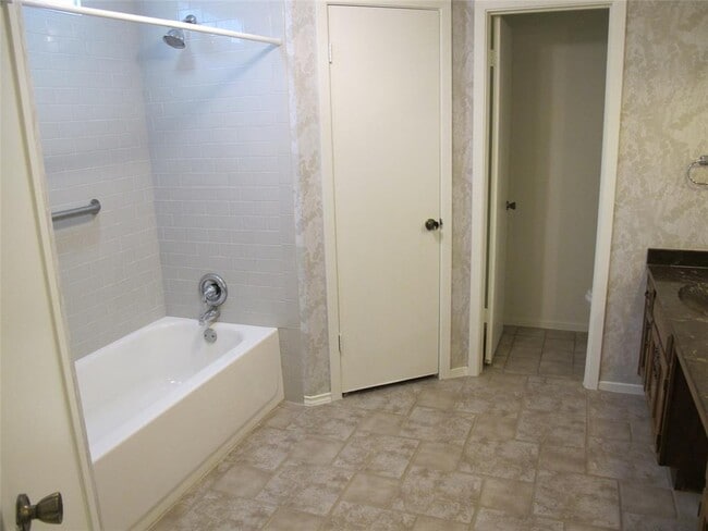 Building Photo - 4206 Harcourt Dr