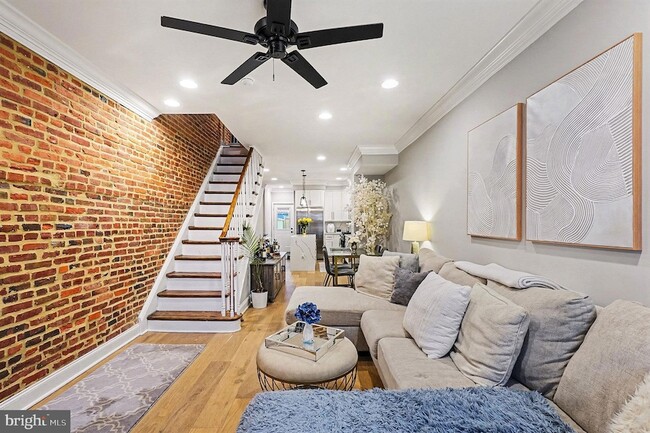 Building Photo - 443 S Robinson St