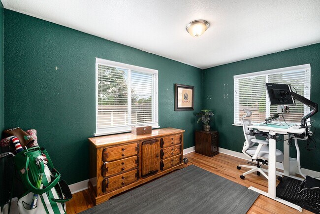 Building Photo - Spacious Top Unit of Quadplex Available So...
