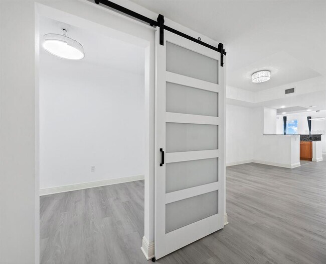 Building Photo - 800 N Tamiami Trl