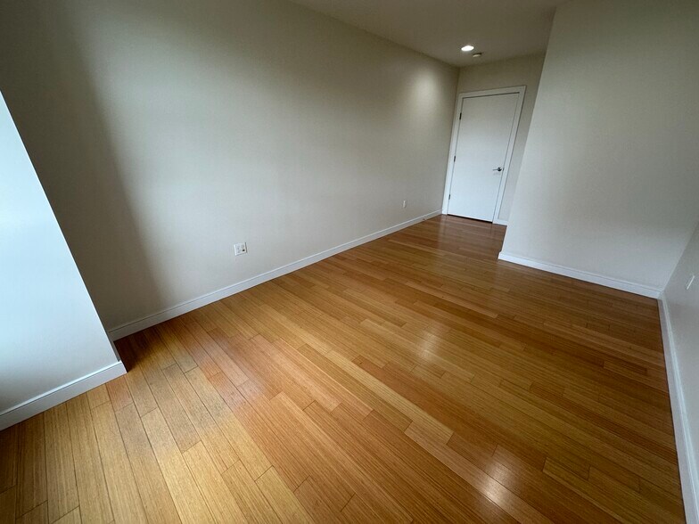 Building Photo - 609 Albany St