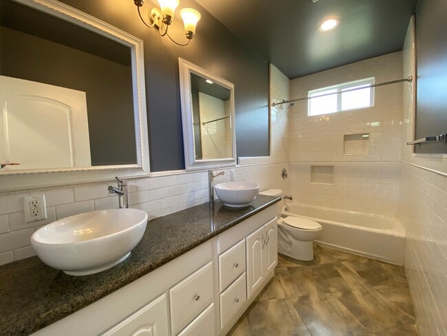 Building Photo - Tarzana Lifestyle: Elegant Home with Pool,...