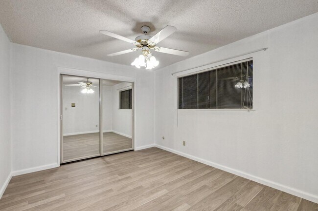 Building Photo - 3094 W Escalon Ave