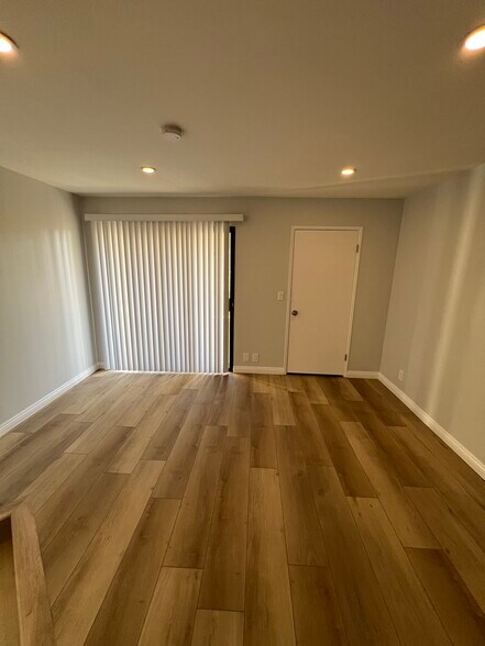 Building Photo - 2107 N Beachwood Dr