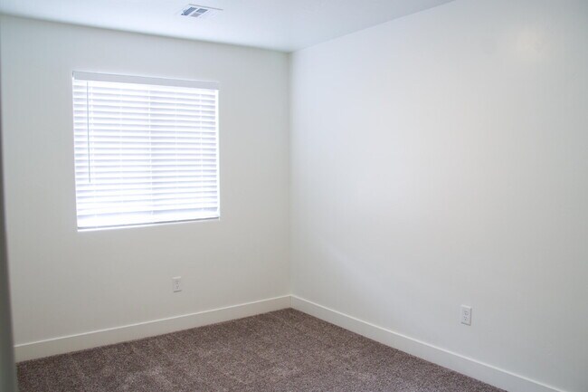 Building Photo - Spacious 4-Bed with 2.5 Baths in St George
