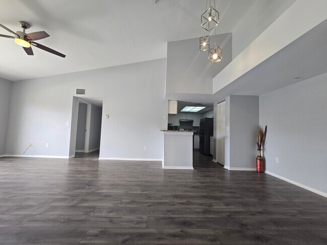 Building Photo - 1400 Crestwood Ct S