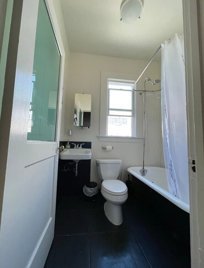 Building Photo - 261 Clara St