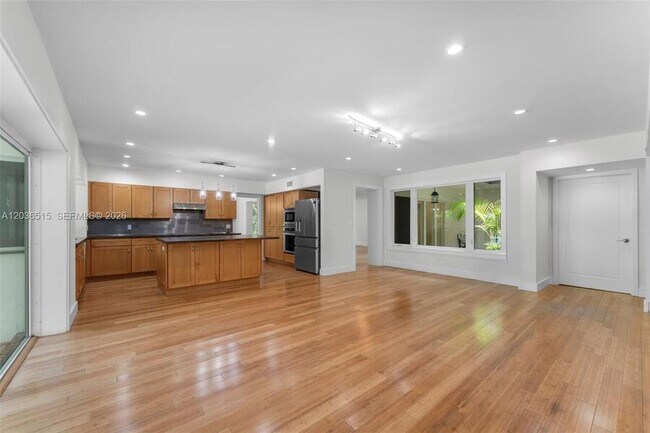 Building Photo - 7711 SW 47th Ave-