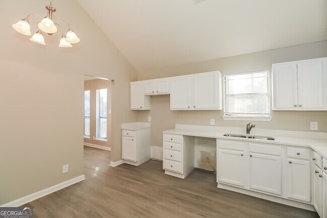 Building Photo - 2875 Kathryn Cir SW