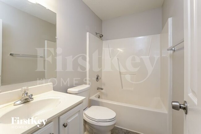 Building Photo - 940 Londonderry Dr