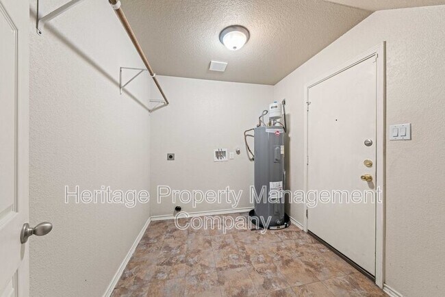 Building Photo - 915 Ridingate Farm