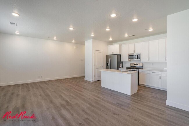 Building Photo - Pet Friendly 2 Bedroom Condo in Desert Color!