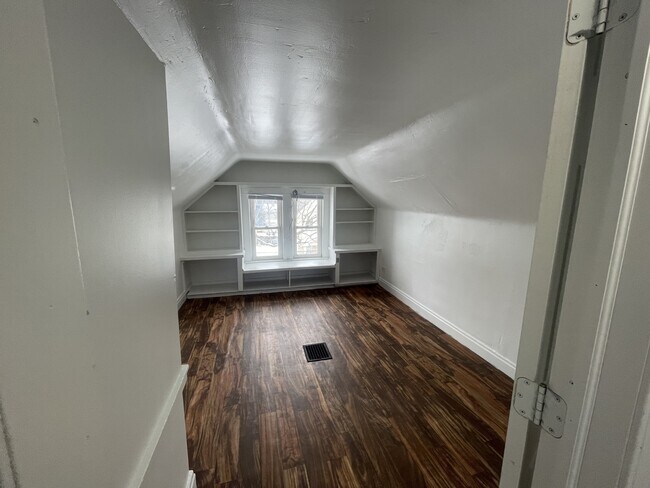 Building Photo - 944 Baughman St