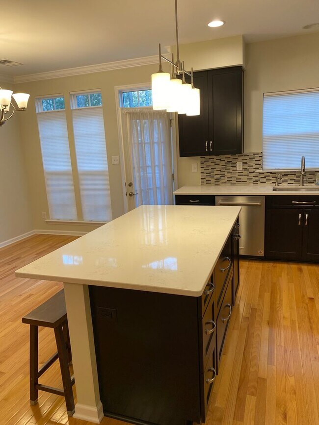 Building Photo - -- AVAILABLE MAY 8TH -- 3 BR / 3.5 BA End Unit Townhome, Available May 8th!