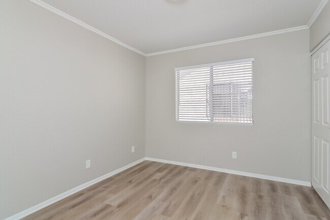 Building Photo - 403 Royal Greens Dr