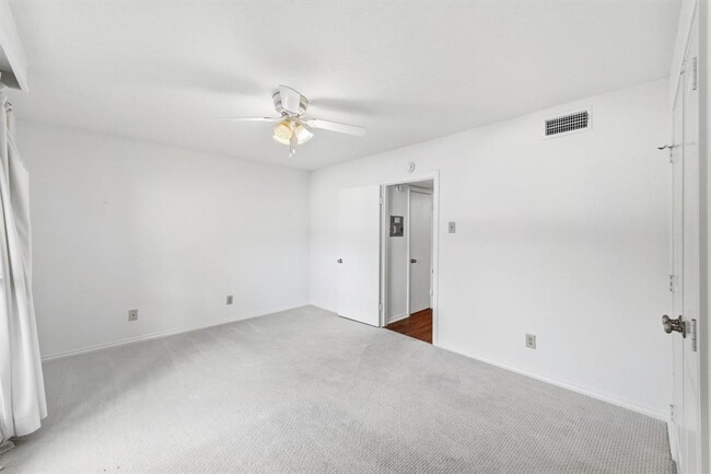 Building Photo - 505 W 7th St